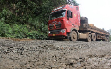 Đường lên cửa khẩu quốc tế Nam Giang ‘nát như tương’: Đề xuất cấm xe chở quặng 48 tấn
