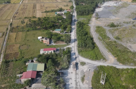 Đường liên xã bị xe chở đá cày nát