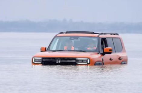 Ô tô Trung Quốc có thể 'bơi' hơn 1 km vượt sông