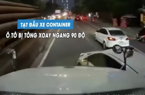 Ô tô con bị tông xoay ngang 90 độ vì tạt đầu xe container